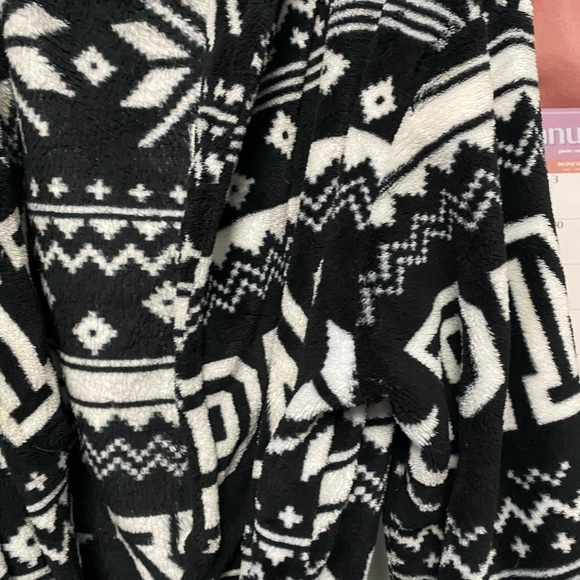 Robe - Picture 2 of 4